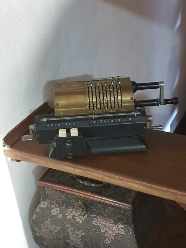 20191103_180210 Sumadora antigua, bronce, 10/10