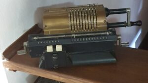 Sumadora antigua, bronce, 10/10