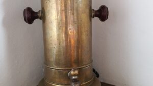 Cafetera eléctrica antigua, cobre