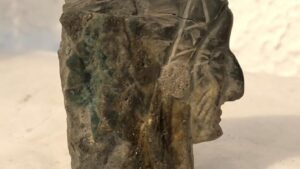 Talla de indio, sobre morralla de esmeralda